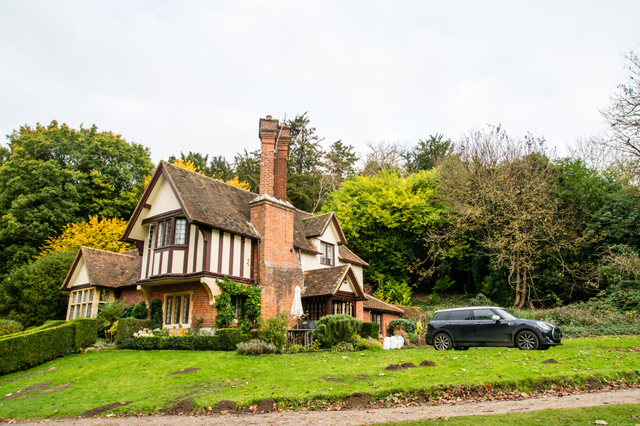 緑と調和する家